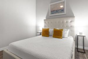 Spacious 2BR Retreat Perfect for Tropicana Events