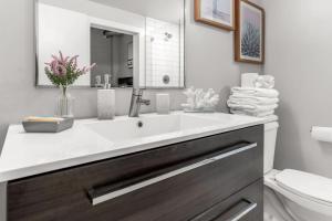 Spacious 2BR Retreat Perfect for Tropicana Events