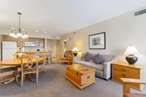 Resort Style with Balcony Hot Tub and Full Kitchen - Edgar