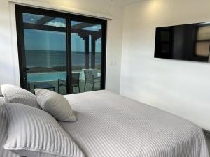 Forever Sunsets, Beachfront 3BR with Private Pool