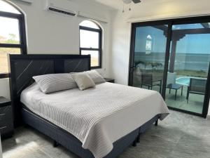 Forever Sunsets, Beachfront 3BR with Private Pool