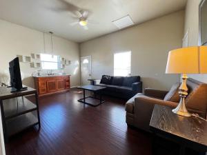 Cozy Room 2 Full Beds near Frost Bank Stadium WB2