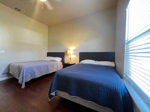 Cozy Room 2 Full Beds near Frost Bank Stadium WB2