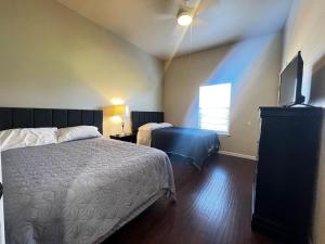 Cozy Room 2 Full Beds near Frost Bank Stadium WB2