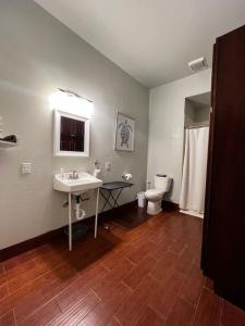 Cozy Room 2 Full Beds near Frost Bank Stadium WB2