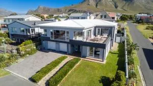 164 at Beach Road - large family home with ocean views - Kleinmond