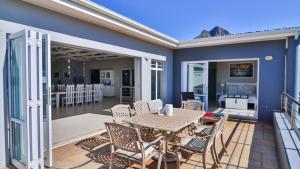 164 at Beach Road - large family home with ocean views