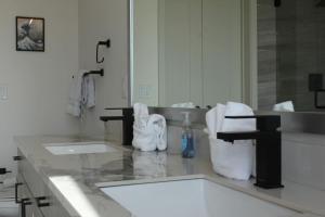 Lux, Spacious 2B Penthouse w Stunning Views