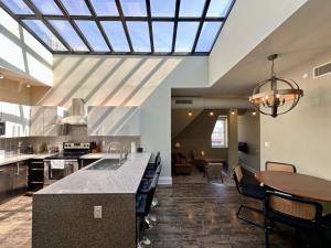 Downtown Luxury 2BR Penthouse Apt - 4hvězdičkové hotely ve městě Milwaukee