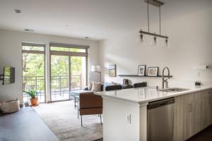 Flexhome Shorewood 1BR A1 with Gym and Balcony