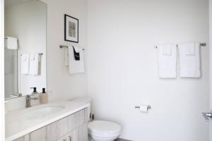 Flexhome Shorewood 1BR A1 with Gym and Balcony