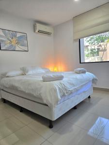 Moderno, brillante y parqueo