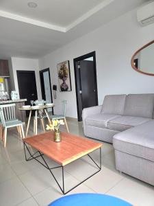 Moderno, brillante y parqueo