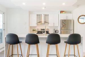 Yaletown Gorgeous Unit Steps from the Beach