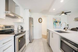 Yaletown Gorgeous Unit Steps from the Beach