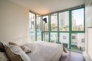 Yaletown Gorgeous Unit Steps from the Beach
