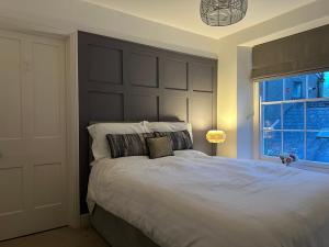 2 bed period cottage sleeps 4 in central Crickhowell