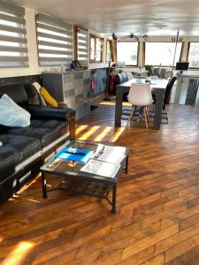 Nuit insolite à bord dune péniche, 6 personnes