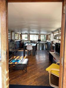 Nuit insolite à bord dune péniche, 6 personnes