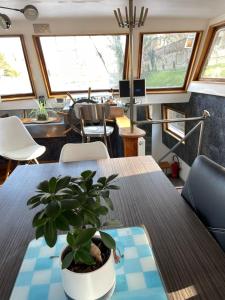 Nuit insolite à bord dune péniche, 6 personnes