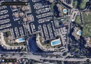 Cannes Marina Résidence Le Surcouf - Studio de 28m2 au 10ème étage avec piscine, terrasse, parking, vue montagne et port : Mandelieu-La Napoule