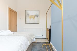 Herschell House - Central Location - Free Parking, Fast Wifi, SmartTV with Netflix - Perfect for Contractors, Families and Groups by Yoko Property