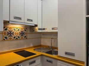 Muy bonito apartamento de dos dormitorios y dos baños con patio privado