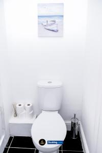 Central and Cozy 2BR By LS2G Short Lets & Serviced Accommodation Greater London With Free WIFI