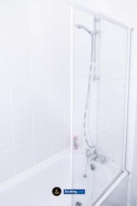 Central and Cozy 2BR By LS2G Short Lets & Serviced Accommodation Greater London With Free WIFI