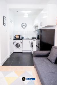 2-Bed Apartment near Metro in Islington by LS2G Stays