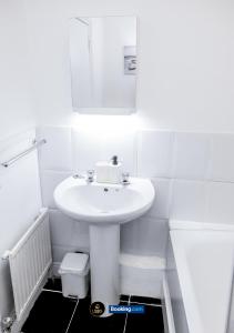 Central and Cozy 2BR By LS2G Short Lets & Serviced Accommodation Greater London With Free WIFI