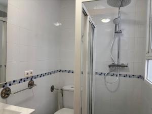 Muy bonito apartamento de dos dormitorios y dos baños con patio privado