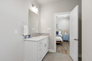 NEW Youngsville Escape KING Beds Cajun Luxury WiFi