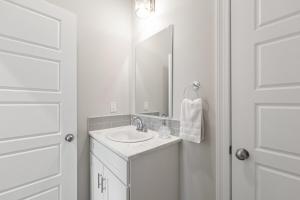 NEW Youngsville Escape KING Beds Cajun Luxury WiFi