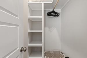 NEW Youngsville Escape KING Beds Cajun Luxury WiFi