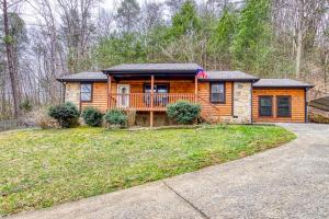 Dolly's Cozy Cabin, Hot Tub, FREE Attraction tickets , Game Room, Theater Room, Firepit!!