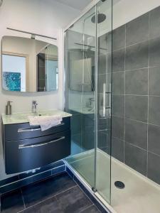 Appartements Mont Royal - piscine - balcon vue imprenable sur les montagnes : photos des chambres
