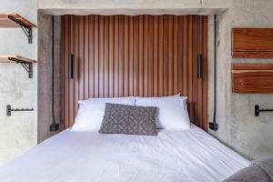 Z102 Cebu, Industrial Beach Condo, w Pool and AC!