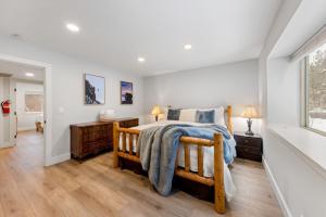 Cozy Condo for 8 Hot-Tub HOA Amenities Walk to Beach Close to Slopes