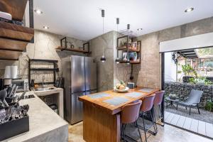Z102 Pelican, Industrial Beach Condo, w Pool and AC!
