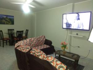 Angelicas House 2BR Near Airport Terrace WiFi