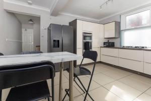 Jubilee House - Free Parking, Self Check-In, Fast WiFi and Smart TV