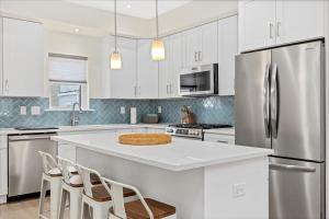 Spacious Newly Built Townhouse 2 blocks to Beach