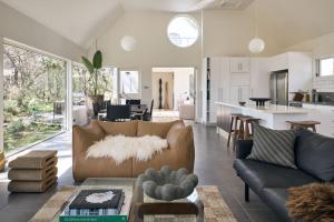 The Pavilion - Luxe retreat on coastal acreage