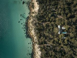 The Pavilion - Luxe retreat on coastal acreage