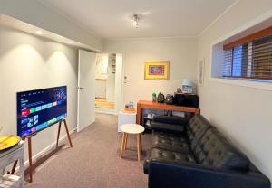Spacious & Secluded Bush-View Suite in Kohimarama