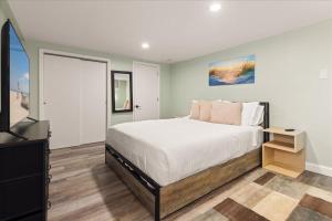 Modern Garden Apartment Steps to the Beach