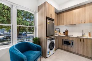 Cozy, morden and independent studio in city with private kitchen & bathroom