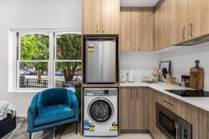 Cozy, morden and independent studio in city with private kitchen & bathroom