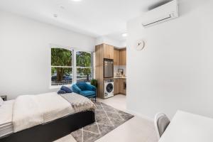 Cozy, morden and independent studio in city with private kitchen & bathroom